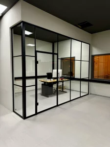 Loft Glaswand mit schwarzem Stahlrahmen für modernes Bürodesign im Industrial Style