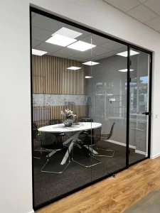 Stahl-Glas Trennwand selber bauen - Modernes Glaswandsystem für Büro – stilvolle und lichtdurchflutete Raumtrennung