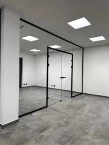 Minimalistische Glaswand für helle und offene Büroflächen mit Schallschutz.