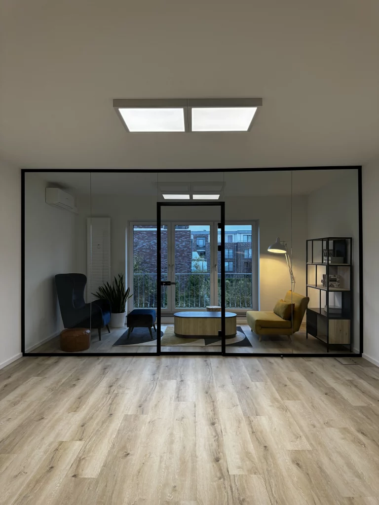 Akustisch optimierte Glastrennwand für Pausenraum im Büro – transparente Raumlösung in NRW