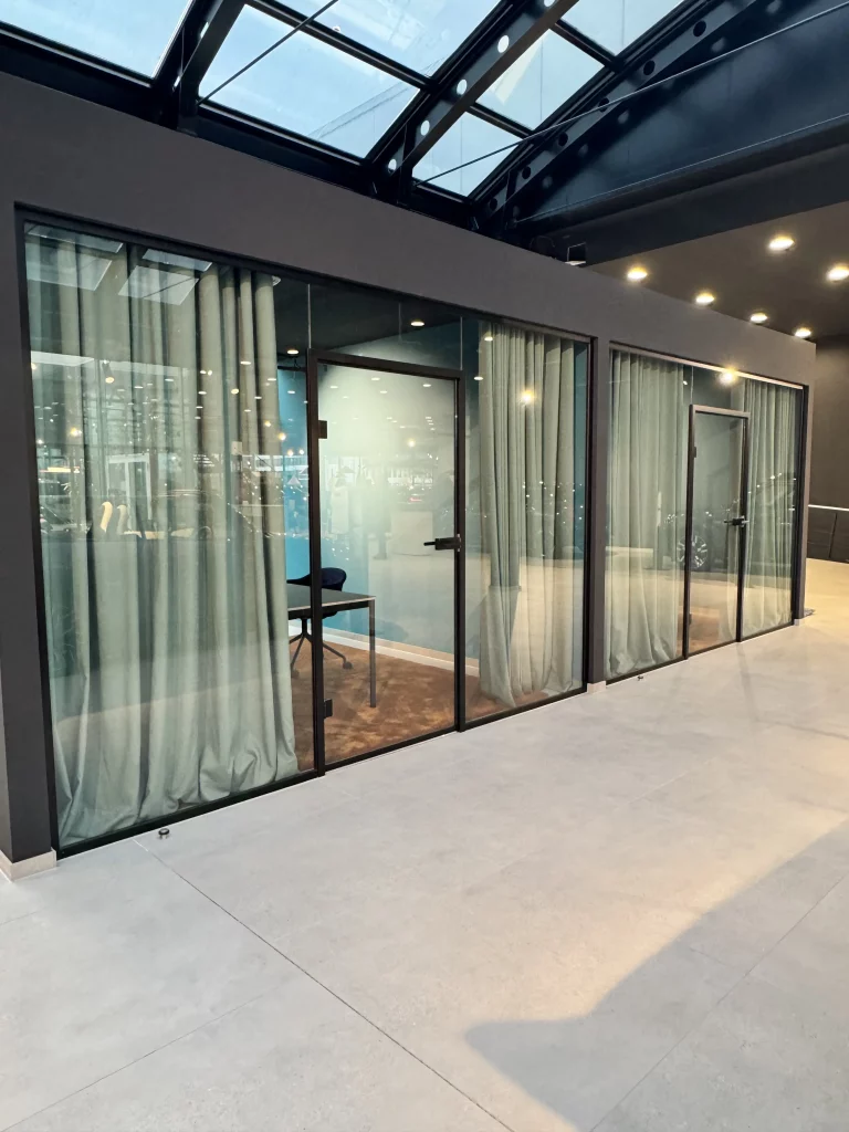Trennwände aus glas für Beratungsbereich für Kunden