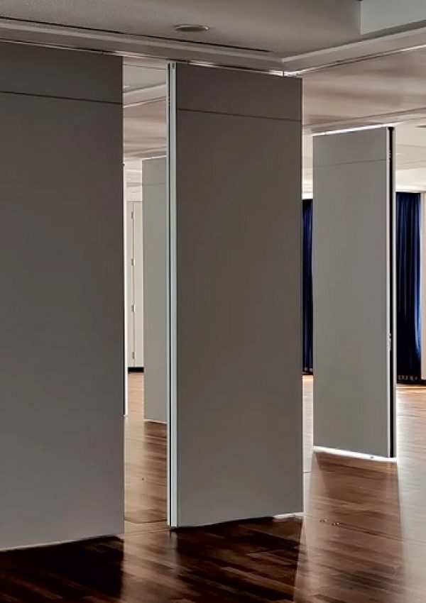 Mobile Trennwände aus Glas oder Möbelplatte