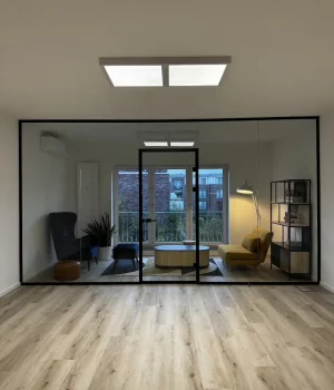 Glastrennwand mit Tür für Ruhezone im modernen Büro – stilvolle Raumlösung von Studio 30