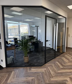 Glastrennwand mit Tür und Eckverbindung in 135° – individuelle Glaslösung von Studio 30