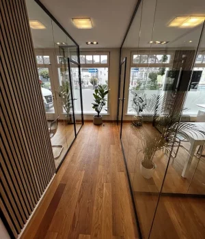 Hochwertige Glastrennwände für Kanzleien