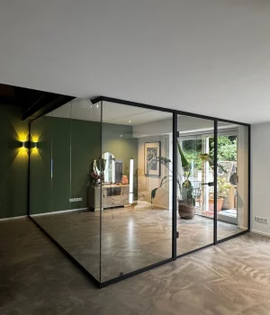 ndividuell geplante Eck-Glastrennwand mit schlankem Profilsystem in Anthrazit. Die raumhohe Verglasung sorgt für Transparenz, klare Linienführung und eine hochwertige Raumstruktur – umgesetzt von Studio 30 in Nordrhein-Westfalen.