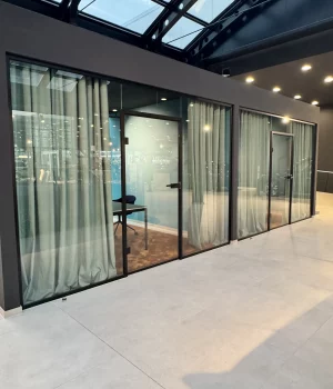 Trennwände aus glas für Beratungsbereich für Kunden